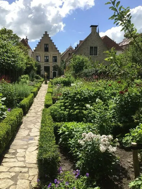 Verfraaiing tuin eeuwenoud pand binnenstad Franeker